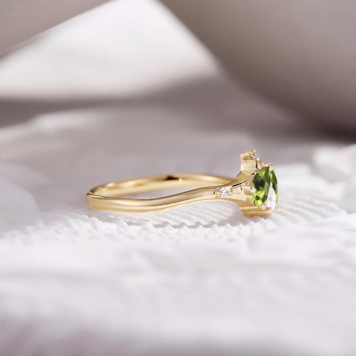 Men's Elegant Insect Motif Dainty Ring with Bee Design